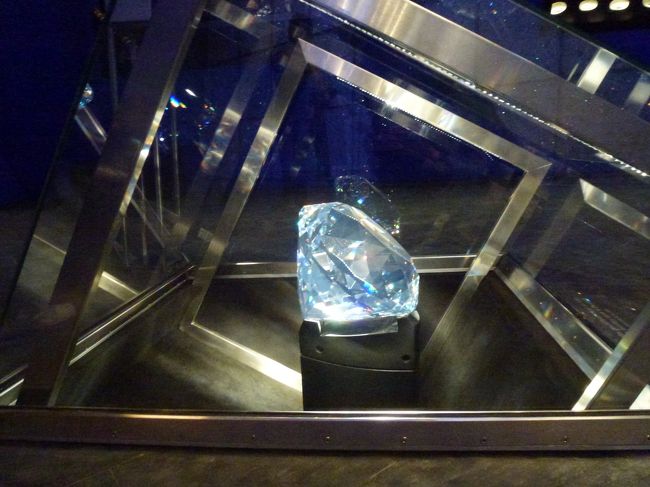 入ってすぐにある巨大クリスタル