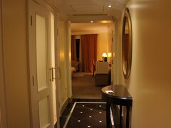 今回のホテルは10回以上グアムに来てるのに初めての滞在となる「ロイヤルオーキッドグアム」。
廊下はちょっとカビ臭さが気になったけど部屋が広い！
部屋は臭くありません。