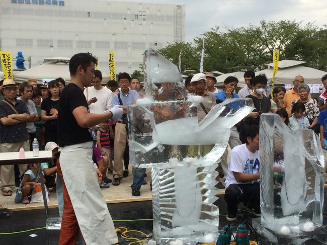<br />　こちらでは、氷の制作の世界チャンイオンが大作に挑戦されていました