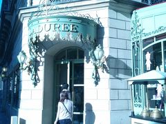 ラデュレ　シャンゼリゼ店はここにありました。まさに日本の女の子たちが入店していく瞬間です。私は迷った挙句入りませんでした。