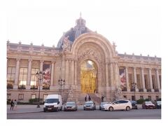 グラン・パレの真正面にあるプティ・パレです。プティ　小さいといっても十分大きいです。この時まだ10時前、何人か入り口にいて中に入ろうとしている方がいました。