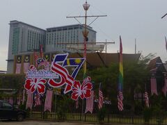 Taman Merdeka では建国57周年の飾りがありました。