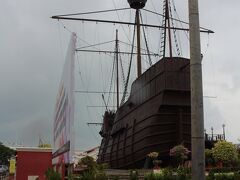 続くぶらぶら待ち歩き。
こちらはMaritime Museum。船の形をした博物館。