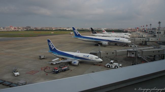 始まりは福岡空港。<br />子供は興奮しつつ早朝５時前に起床。マイカーにて空港近くのパーキングへ。