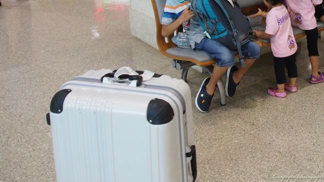 さっそくトラブル発生！！！<br />パパのスーツケースが出てきません。<br />同じ型のスーツケースが残っています。だれか間違って持っていったよう。すぐに係の人に連絡とってもらい空港まで戻ってきてもらいました。<br />係の人が間違って持って行った人から一言あるので…というので一緒に出ましたが、さっさとどっかに行ってしまったみたい。係の人の顔も困ってました。せっかくの楽しい家族旅行。こんなことさっさと忘れて、楽しいビーチへすぐに移動します。<br />でも、本当はかなり頭にきてました。普通、すみません位あるだろうが。。。