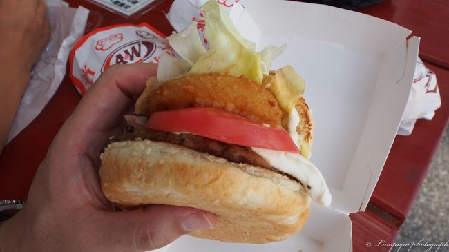 途中、A&amp;Wでハンバーガーをテイクアウト。<br />どこで食べようかなぁ〜<br />ホテル近くの”おんなの駅”が見えたので、ここで昼食タイム。<br />偶然よったこの場所。たくさんの人で賑わってました。<br />