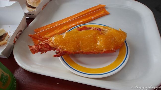 ハンバーガーとともに伊勢エビのウニソースのせ。<br /><br />美味い！