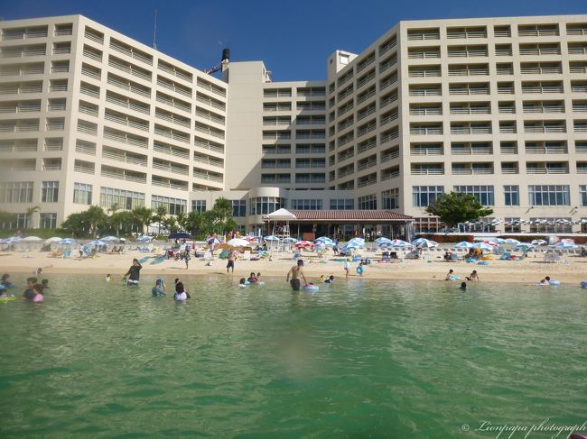 海からみたホテル。<br />ホテルの前はすぐビーチ。<br />まさにHOTEL ON THE BEACH