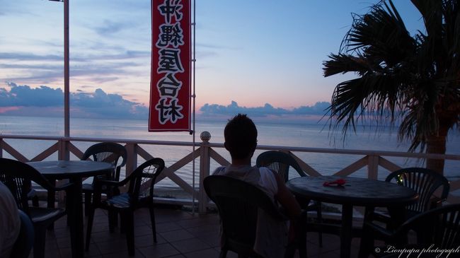 沖縄屋台村で食事です。<br />ここでは、金券を購入してビールや食事を買わなくていけませんでした。<br />残金など考えなければならないので、何となく不便。１００円単位で買えたので無駄にはなりませんが、よく考えて買った方がいいですね。<br />お酒がまわると思考能力がおちますので。