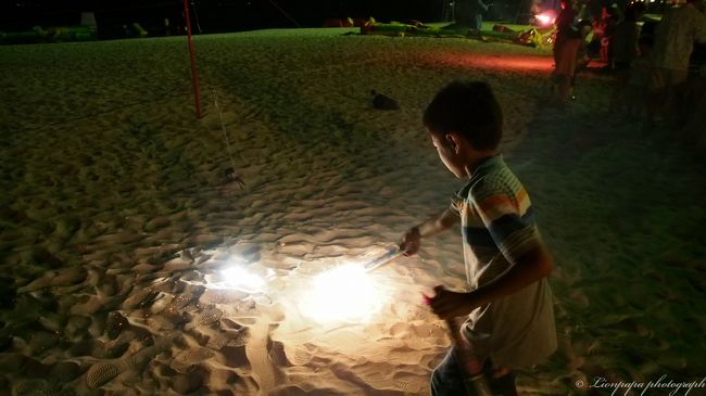 夕食後に花火。<br />子供たち楽しそう。