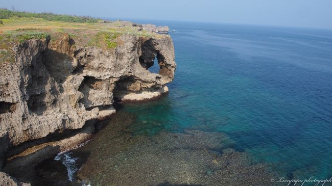帰りに万座毛。<br />海岸の絶壁に、象の鼻の形の岩が付いているのが特徴だそうです。<br />そう言われれば、そうだなぁ。<br />沖縄時間でゆっくりしました。
