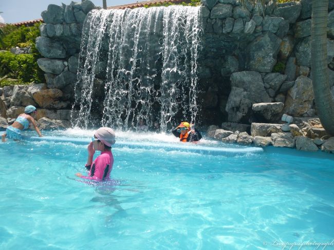 トホホ。<br />外のプールに移動です。