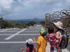 途中少し渋滞しながら、沖縄美ら海水族館 駐車場へ。
ここから少し歩いて水族館へ。