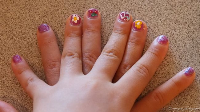 ホテルの朝食のブッフェ中、<br />昨日したネイルを自慢げに見せてました。<br /><br />ホテルのネイルサロンでしてきたみたい。初めての体験でとっても喜んでました。やっぱり女の子だね。