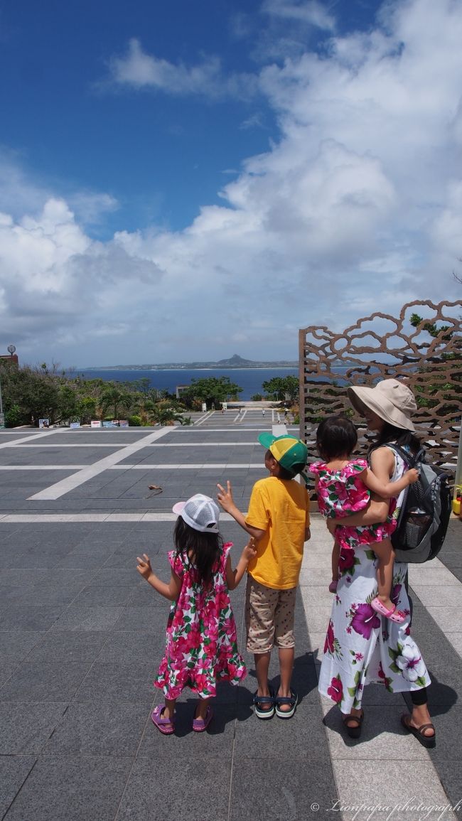 途中少し渋滞しながら、沖縄美ら海水族館 駐車場へ。<br />ここから少し歩いて水族館へ。