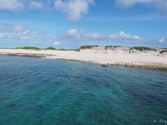 船で数十分
ナガンヌ島が見えてきました。
強く揺れる事もなく快適