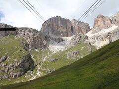 正面の岩壁には、昔の登山家が開拓した有名なルート、ヴィア・マリアが見えます。ロープウェイの左側を縦に行くルートです。