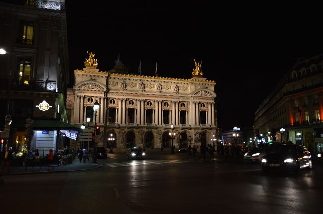 翌朝、パリを出発。絶対に帰国日が遅れたら困るので、ドバイ発を１本早めの飛行機にした。そのためドバイで７時間待つ。する事ないので無料の食事を食べまくったら太ってしまった。反省。<br />でも、今回の旅は美術館巡り。目的を十分に達成できて満足であった。これはオペラ座付近の夜景。