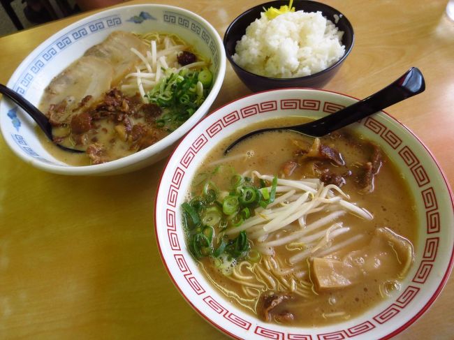 Ｔさんのはラーメンとごはん、手前のは私の。