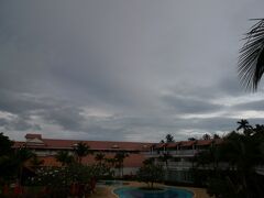 ☆Aonang Villa Resort＜5201号室＞

6時15分起床
朝起きてカーテンを開けるとどんよりした曇り空が見えた。
奇跡は起きなかったようだ。
