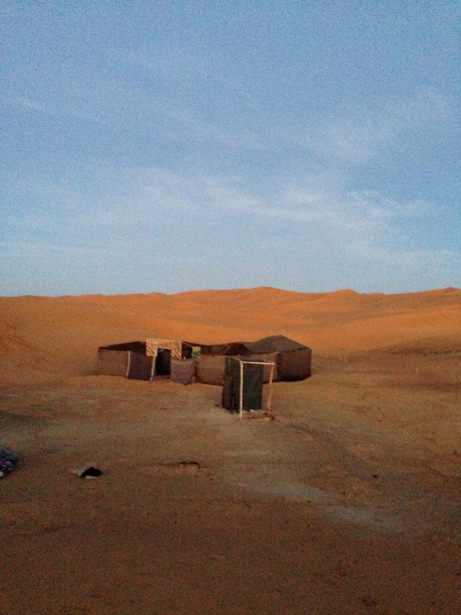 キャンプです。手前にあるのはトイレです。ここで飲んだミントティと食べタジンは絶品。ラクダをひいて、ご飯も作り、音楽まで演奏してくれたベルベル人のガイドさん、凄いの一言です。