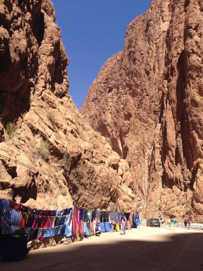 ロッククライミングで有名なトドラ渓谷。空が真っ青です。