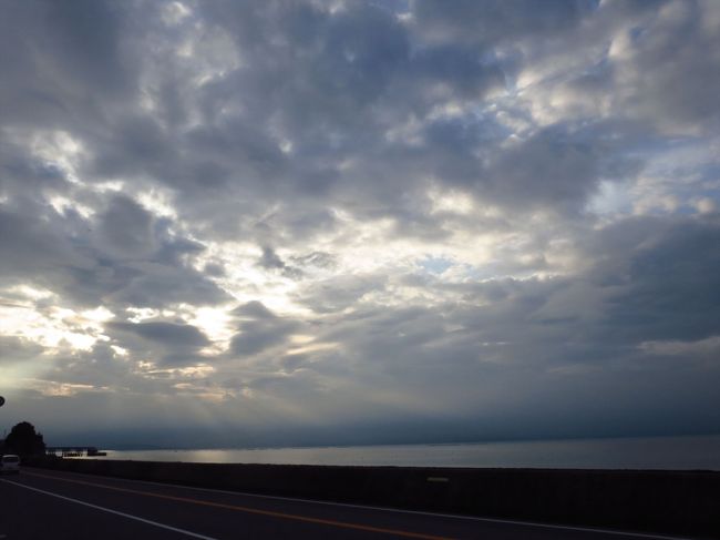 Tさんのお父さんを車に乗せて、移動〜Tさんの叔母さんたちが別の車で先導してくれました。