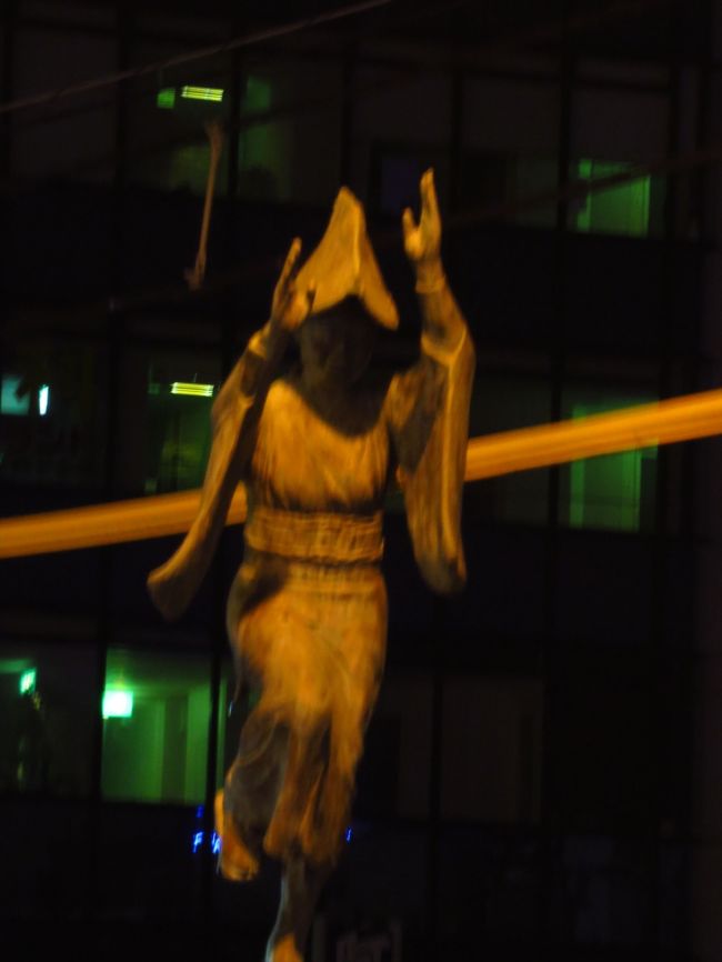 帰り道車から。阿波踊りの像。