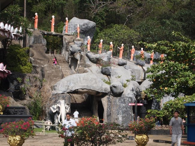 スリランカ最大の石窟寺院があるタンブラ』ダンブラ(スリランカ