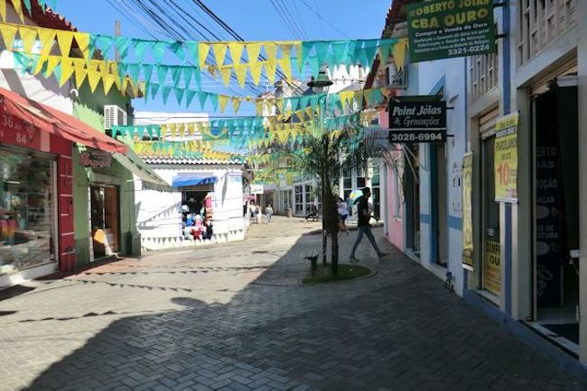 お土産屋さんが並ぶ通り。<br />時間が早かったからか、寂しげですが<br />この後、活気付いてきました。<br /><br />