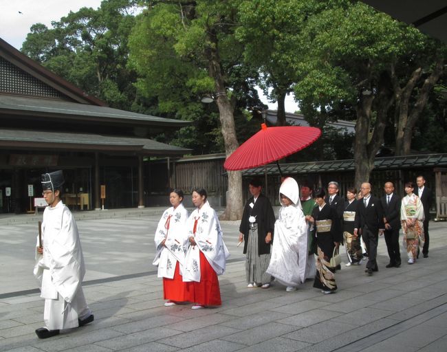 この日は穏やかな天気で結婚式がありました。<br />旅行とは関係ありませんがコンパクトデジカメPowerShotA2300の性能テストと練習です。<br />メインのカメラはEOS40Dですが、レンズ3本では2キロもあるので、撮影が主目的でないときには片手で撮れるこちらが便利です。