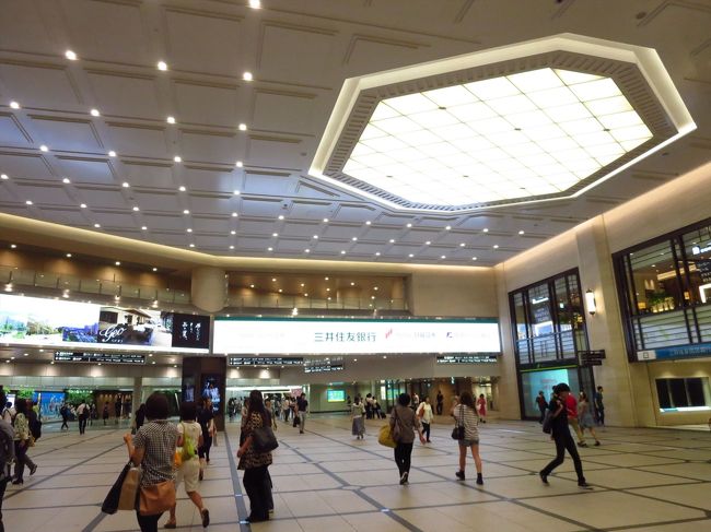 大阪駅を抜けて歩いてホテルまで帰ることにしました。