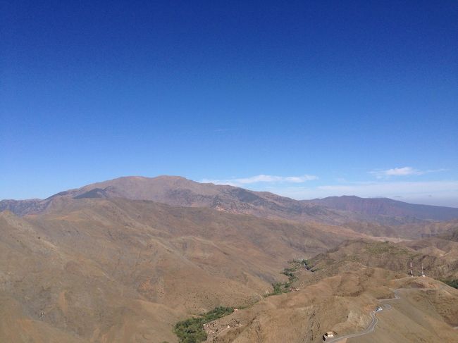 まずはアトラス山脈越え。この辺りから、今まで見たこともない風景が目の前に広がり、景色に目が釘付けでした。