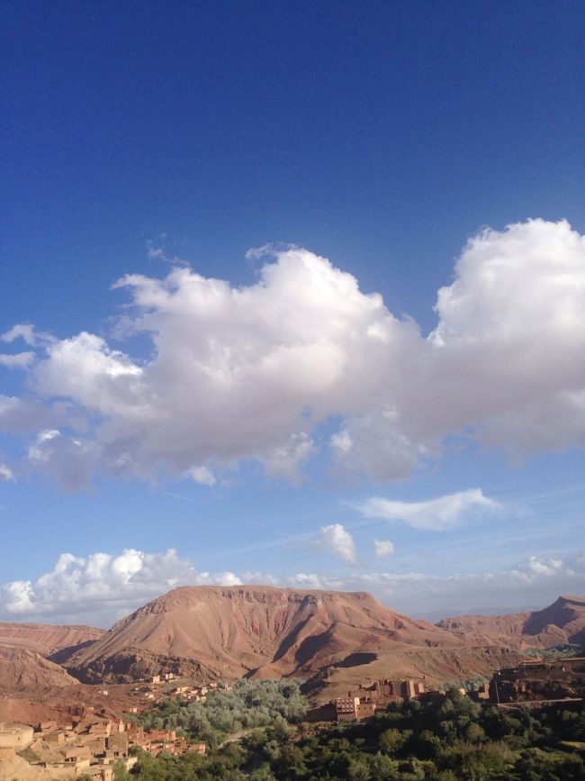 アイトベンハッドゥやワルザザードを越え、ダデス谷でお泊り。ホテルからみた景色です。山も谷も空も雲も綺麗