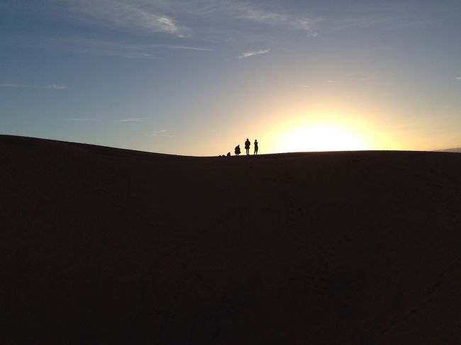 次の日起きて朝日を見ながら、またラクダにのりホテルて帰ってきました。