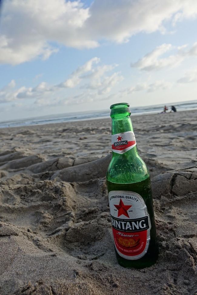 ＜クタ・スミニャック１日目＞<br />下界に降りて来ました〜〜〜〜〜。<br />クタ周辺はやはりウブドやサヌールと違って若者の町。<br /><br />ドンドンドンと低音サウンドが四方八方から聞こえます。<br />これもまた旅。面白いね。