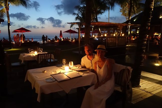 これまたビーチが見渡せる良いお席を用意していただきました！<br />キャ！<br /><br />で、実は、、、、この後、、、、<br /><br />わたし達のもう一つ前の席でプロポーズがッ！！！！<br />突如、目の前の男子が、膝まずいて、指輪の箱を開けたァッ！！！<br />ぎょええええええ〜〜〜〜〜〜〜。すごい勇気！！！<br /><br />そして、その答えは、、、<br />「あい・　どん　・　のーーーー・・・・」<br />これまた、物凄い回答！！（うちの旦那が耳を欹てて聞いてた。）<br />驚きの失敗プロポーズを目撃したのでしたッ。