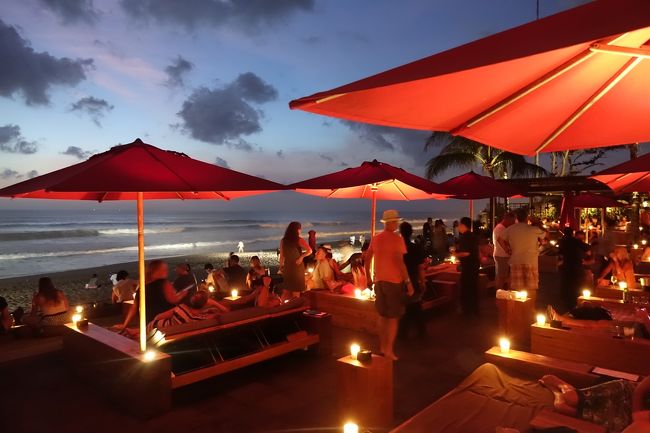 ビーチ沿いの席はサンセット見ながらチビチビやってる人達でいっぱい。<br />ＤＪが音楽ガンガン流してまっす！<br />久しぶりな、こんな空間。