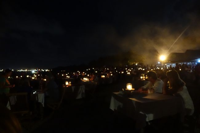 昼間はビーチでしっかり遊んで、夜はバイクでジンバランのビーチディナーへやってきましたーーーーー。<br />ロマンチックの定義ってなんだろう。。。<br /><br />セットメニューだとボラれる心配もないし、<br />選ぶ必要もなし！<br /><br />一番安いコースでも十分にお腹いっぱいに♪<br />