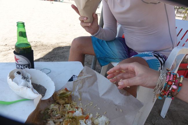 ＜クタ３日目・最終日＞<br /><br />ビーチで遊んで、ビーチランチ。<br />１０年前、毎日ここでサーフィンしてたとき、毎日食べてた、<br />ナシチャンプル弁当。<br />やはり、現役。うまいッ！<br /><br />右のゴットハンドで食べると更においしい。<br /><br />チキンやツナ揚げなんかを選んでお腹いっぱいになっても<br />１つ５Ｋ。素敵〜〜〜〜〜〜♪