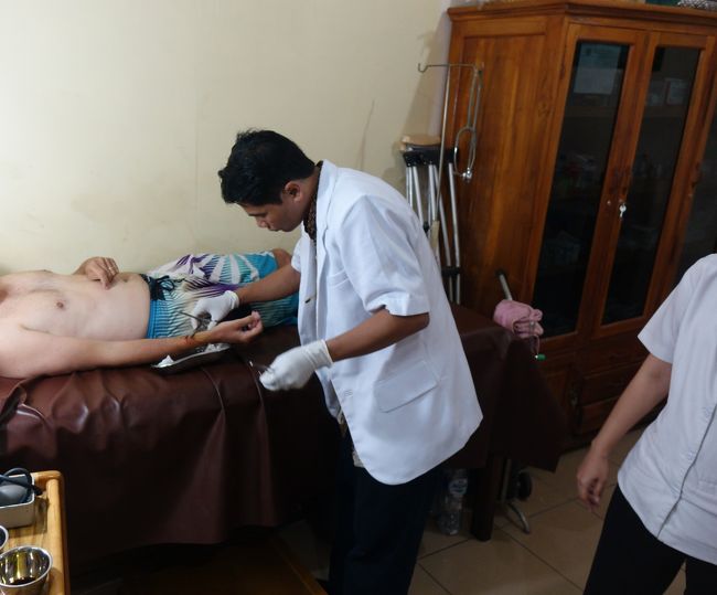 旦那はん、最後の置き土産。やってくれました。<br />最後の最後に海に入ったら、初心者の女子サーファーにクラッシュされ、<br />一針縫うことに･･･<br /><br />ビーチボーイの男子に手伝ってもらって、クリニックで縫製。<br />＄１８０也。チーーーーーン！