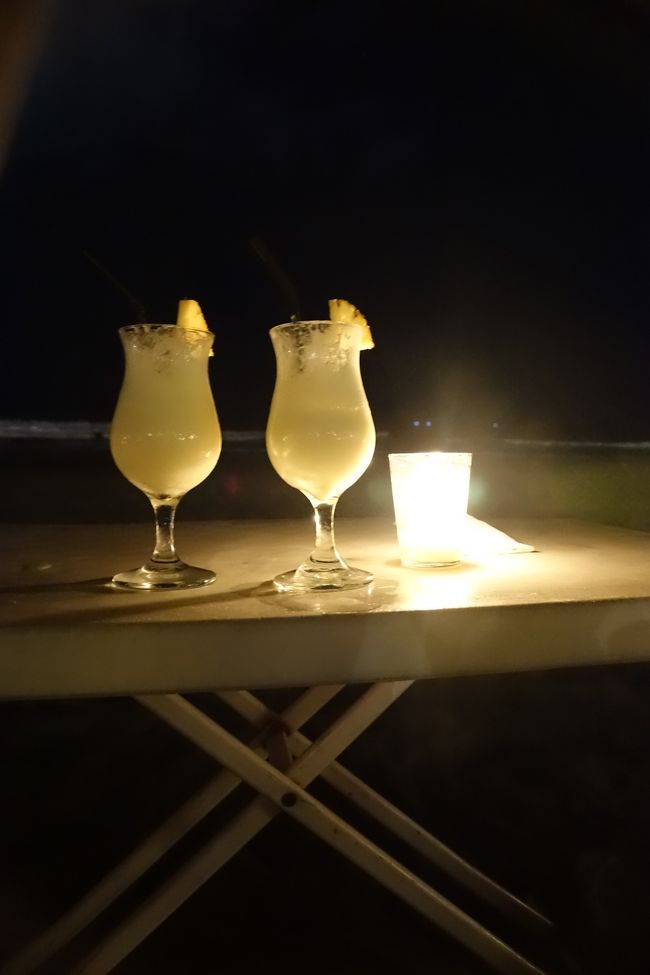 今晩のフライトで戻る夜。<br />最後の晩餐とピニャコラーダを「ＡＢＣ」レストランのビーチにて食す。<br />ビーチ沿いの何軒かある中で唯一、生バンド演奏をしてない静かなお店<br />という理由で選んだら、、、<br /><br />ここの食べ物は大当たりだった！<br />シーフードのフリッタを前菜に頼んだら、どれも新鮮でとても美味しかったので、晩御飯もここで。<br /><br />【ＡＢＣ】<br />ＡｍａｚｉｎｇＢａｌｉＣａｆｅの略してＡＢＣレストラン。<br />恐ろしくセンスのない店名だが、ロケーションといい、お味といい、<br />コスパといい、完璧なバランスを持ち合わせているお店。<br />オシャレな雰囲気があるわけでもないので、巡りあえたは偶然の賜物と言ってよい。<br /><br />