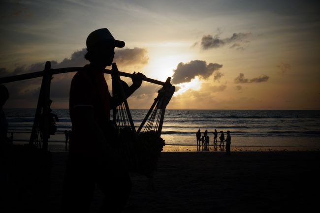 バリの最後の夕日が沈んでいく。<br />ありがとう、バリ島。<br /><br />やはり、ここには神が住んでいたと思います。<br />いつか、移住したいなーーーーー。<br /><br />ＬＯＶＥ