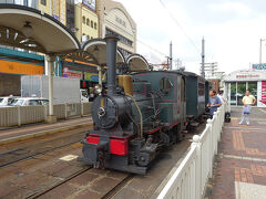 ●坊ちゃん列車＠市内電車 松山市駅前

観光列車です。
僕が住んでいる頃は走ってなかったな…。
観光客に大人気のようです。