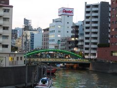 神田川に掛っている柳橋を眺める