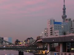 やや赤く染まってきた隅田川と東京スカイツリー