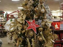 macy'sはすっかりホリデイモード。

今年はクリスマスツリーを新調するので飾り付けの参考に・・・