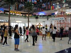 マイクロネシアモールの中央スペースではズンバやってました〜
老若男女踊りまくりです。