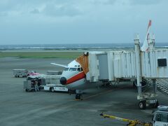 那覇から久米島に到着しました。ＪＴＡ２１１（ＮＵ２１１）便です。ＪＴＡ・日本トランスオーシャン航空の機体ですが、２０１３年３月の新石垣空港開港にあわせ、前身の南西航空時代の塗装が復活したそうです。１機だけの再塗装のようなので、乗れたのはラッキーでした。
