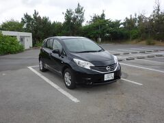 空港で借りた足はこちら、日産ノートです。この週末、大きな台風が沖縄を直撃するかも？といわれていたのですが、旅を強行（飛行機は往復飛ぶことを信じて、、、）。でも天気がずっと悪ければ結局ホテルにカンヅメとなり、車は要らなくなるかもしれません、、、
